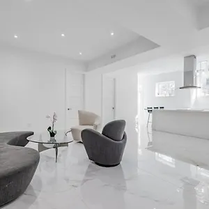 Comfortable In Next To Yorkdale Mall , Toronto Canada